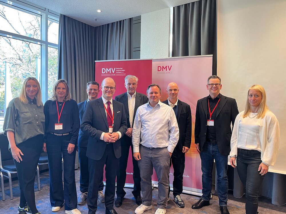 Der Vorstand des DMV: Dagmar Schwengler, Bettina Bonengel, Benjamin Bailer, Arne Björn Segler, Peter F. Schulz, Götz von Einem, Patrick Strauch, Clemens Scheuch und Diana Muñoz (von links) bei der Mitgliederversammlung 