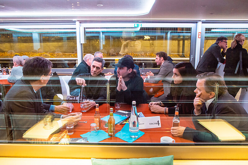 DMV-Vorstandsmitglied Dr. Götz von Einem (re) im Gespräch mit Dr. Günter Winands (BKM), Mark Chung und Henning Mues (beide VUT) und Tessy Schultz (IMUC, von li.) (c) Christoph Mangler