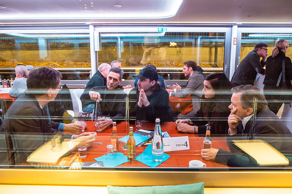 DMV-Vorstandsmitglied Dr. Götz von Einem (re) im Gespräch mit Dr. Günter Winands (BKM), Mark Chung und Henning Mues (beide VUT) und Tessy Schultz (IMUC, von li.) (c) Christoph Mangler