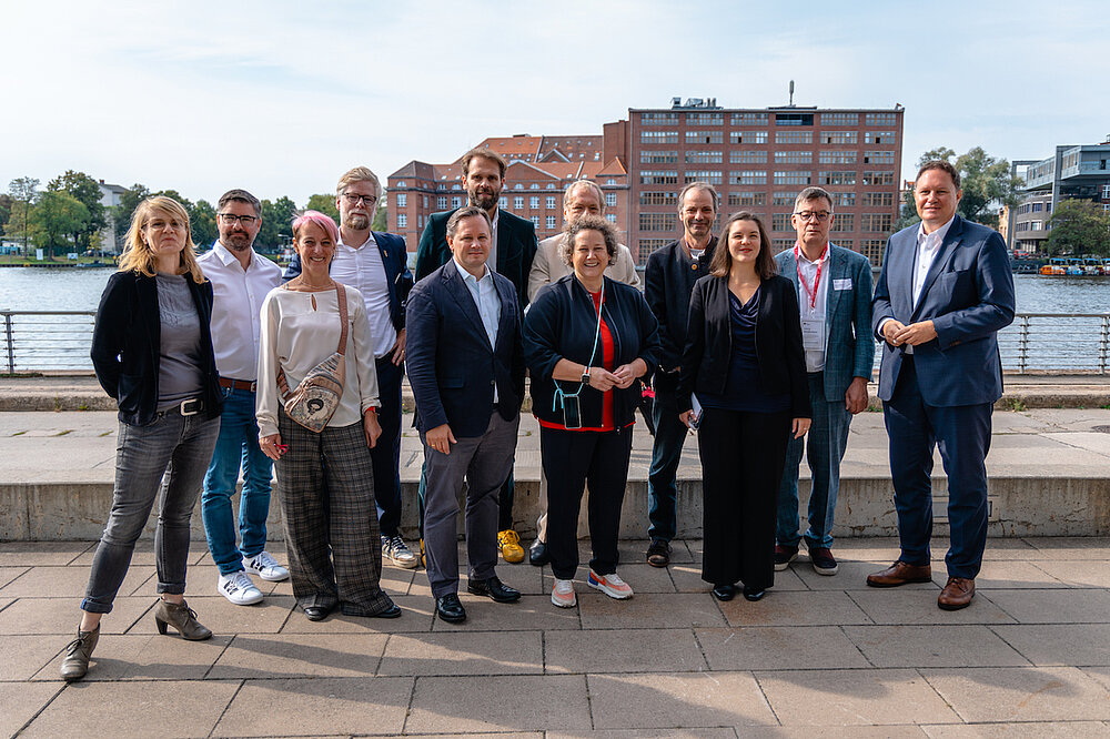 Mitglieder des Forum Musikwirtschaft mit Dr. Carsten Brosda (rechts). Foto: Christoph Mangler