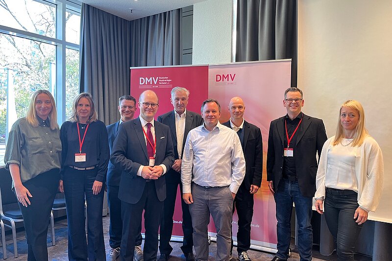 Der Vorstand des DMV: Dagmar Schwengler, Bettina Bonengel, Benjamin Bailer, Arne Björn Segler, Peter F. Schulz, Götz von Einem, Patrick Strauch, Clemens Scheuch und Diana Muñoz (von links) bei der Mitgliederversammlung 