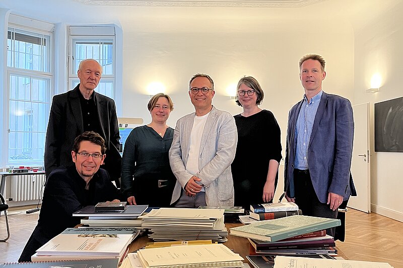 Die Jury 2022 (von links): Bert Odenthal (vorne), Michael Struck-Schloen, Susanne Funk, Mario Müller, Dörte Schmidt, Jan Sören Fölster  