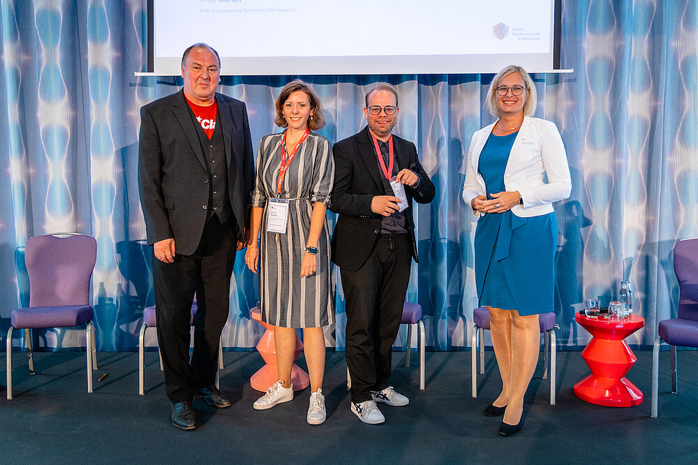 Sie stellten sich den Fragen der Verbände: die Kulturpoiltischen Sprecher:innen der Fraktionen: Dr. C. Schenderlein (CDU), Helge Lindh (SPD), Aniko Merten (FDP) und Erhard Grundl (Grüne). Foto: Christoph Mangler